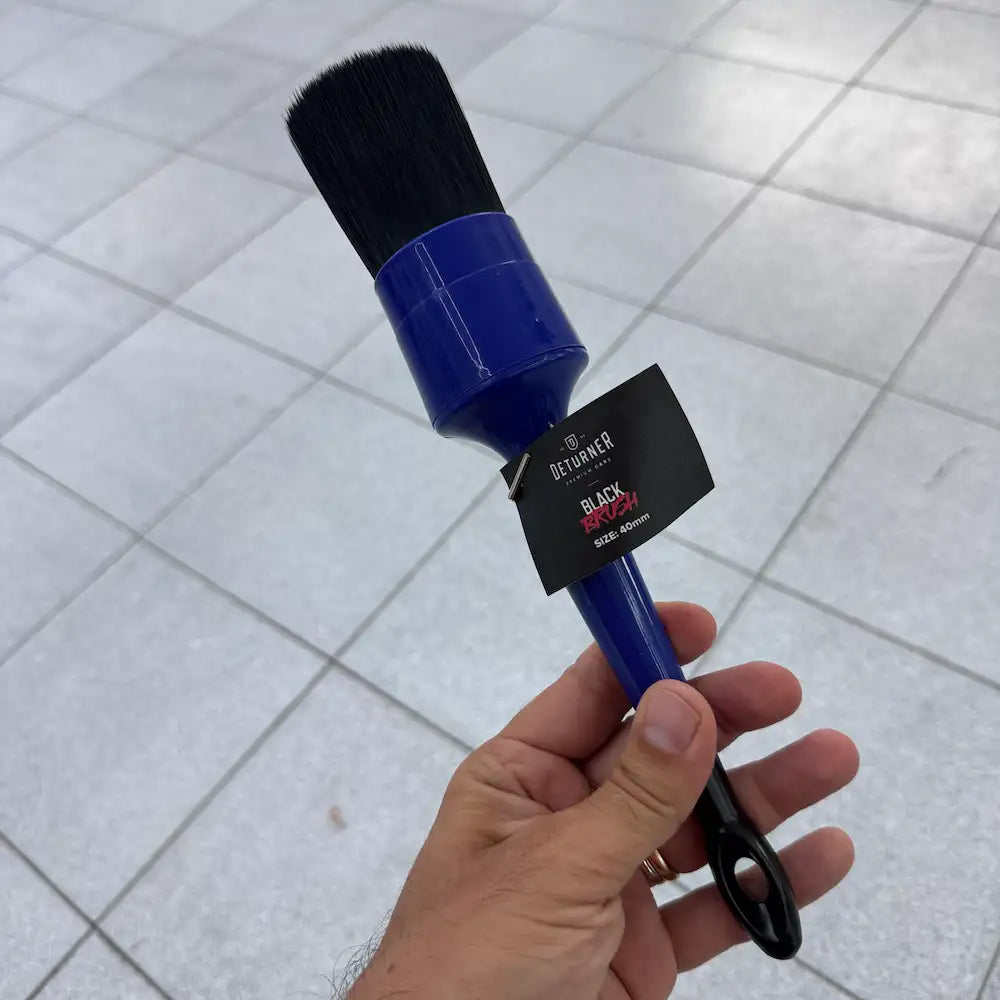 black brush pennello in mano